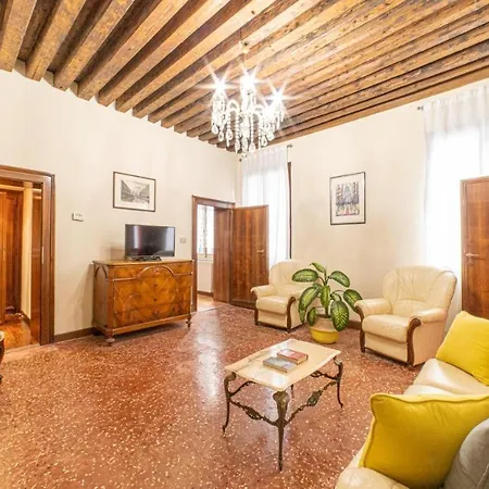 1 Ramo Grimani شقة